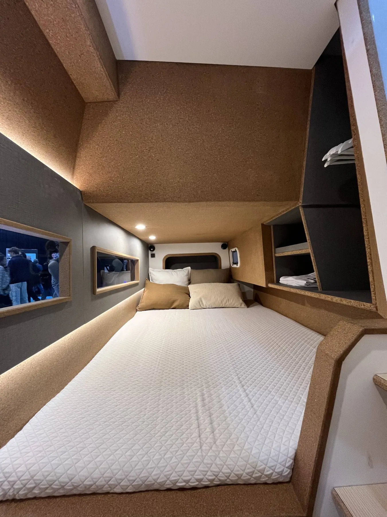 Hull cabin with a double bed, wood and cork finishes