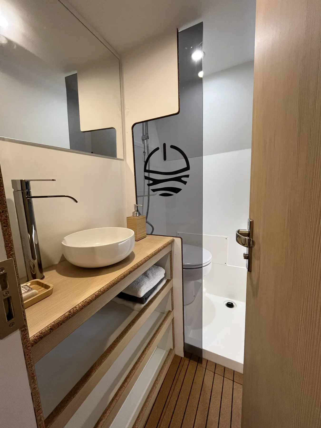 Das Bad, mit Waschbecken und Dusche