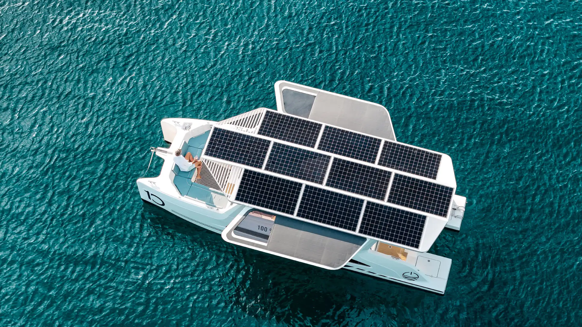 Luftaufnahme der M10 mit ausgeklappten Solarflügeln